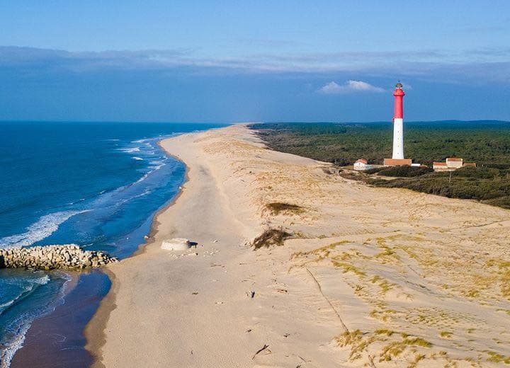 À La Tremblade, la dune pousse la salle d’exposition du phare de La Coubre vers la sortie